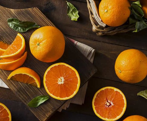 masanın üstündeki taze portakallar