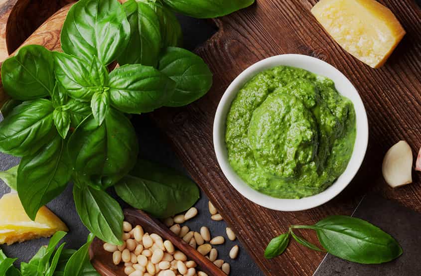 kase içindeki pesto sos