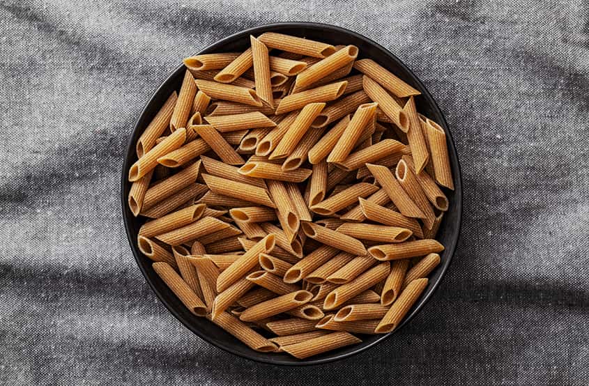 tabağın içindeki tam buğday penne makarna