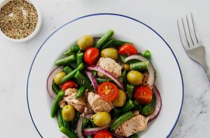 sağlıklı tavuklu salata tabağı