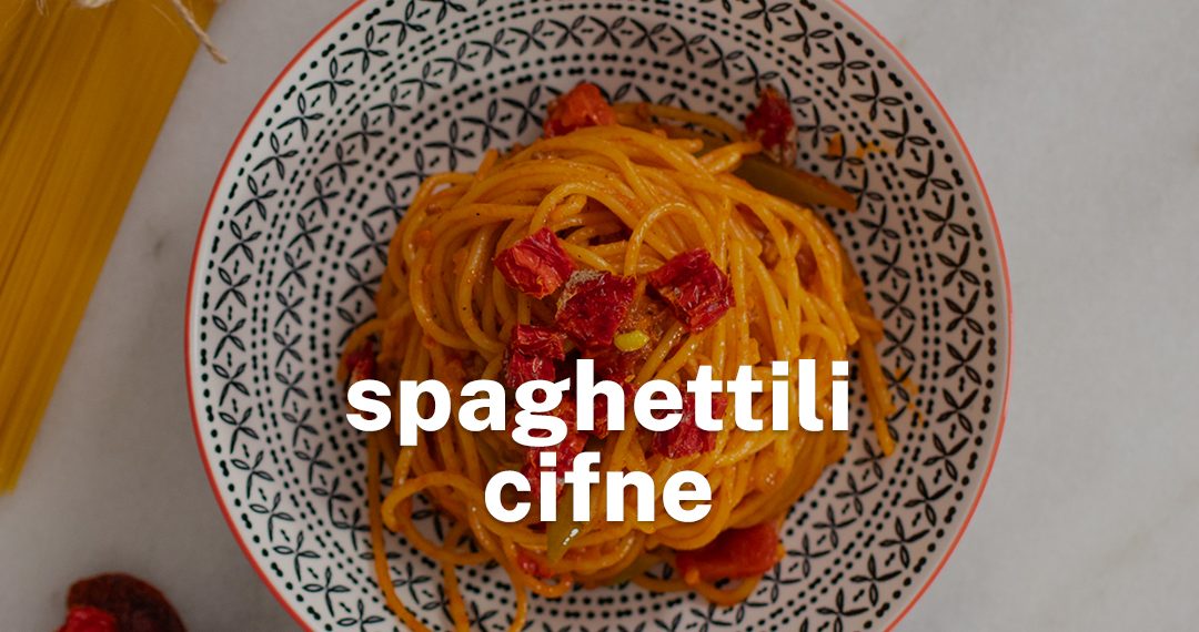 tabağın içindeki spaghettili cifne