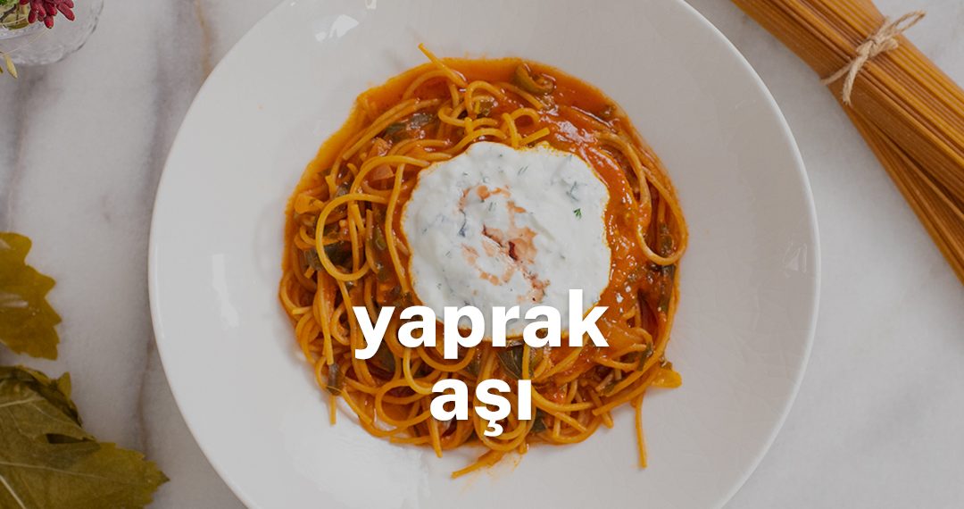 tabağın içindeki tam buğday spaghettili yaprak aşı ve üzerine yoğurt