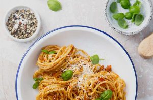 tabakta bulunan domatesli spaghetti