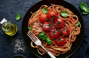 tabağın içindeki domatesli spaghetti