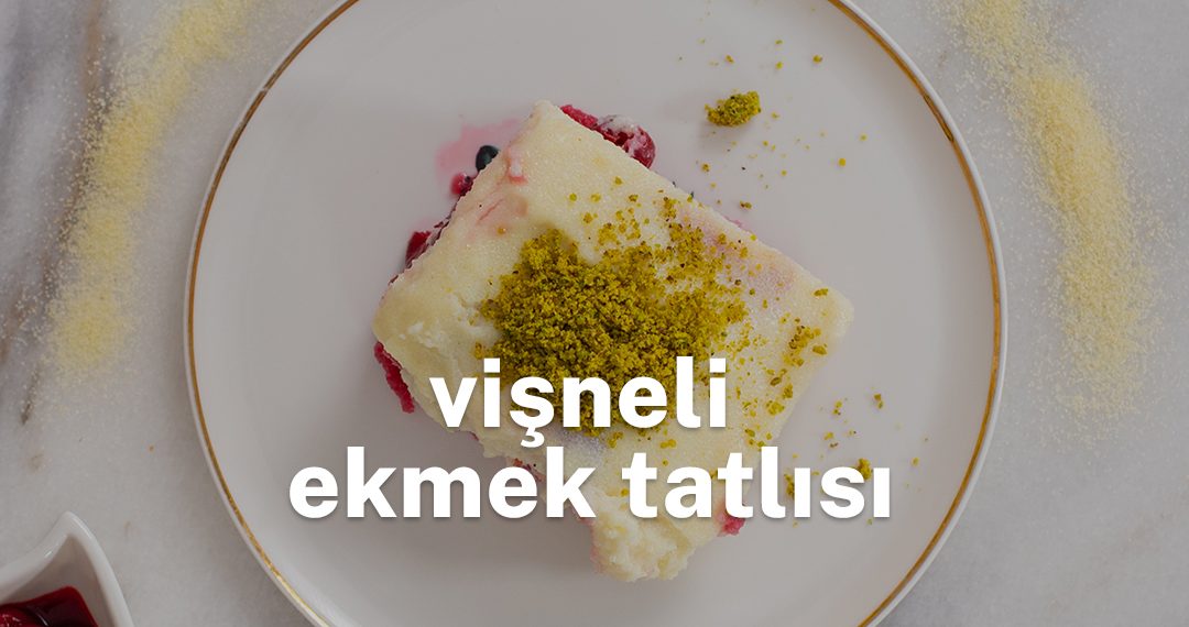 Tabağın üzerindeki Vişneli Ekmek Tatlısı