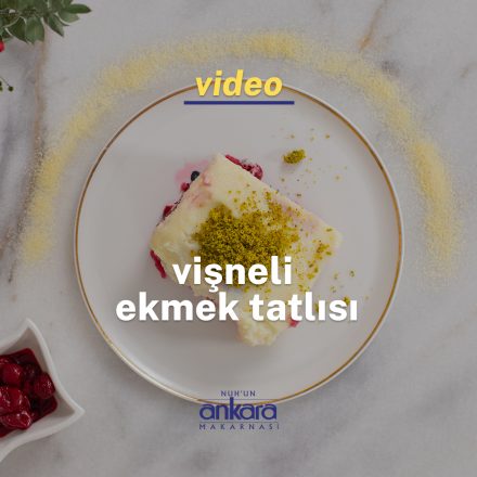 Tabağın üzerindeki Vişneli Ekmek Tatlısı