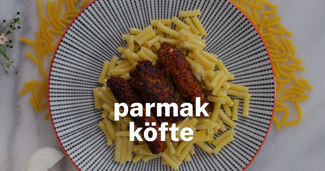 Tabağın içerisindeki parmak köfte ve makarna