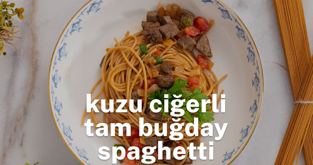 tabağın içindeki kuzu ciğerli tam buğday spaghetti