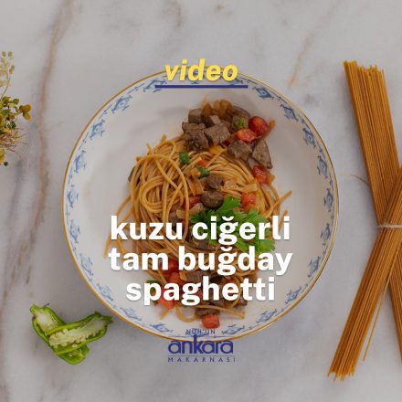 tabağın içindeki kuzu ciğerli tam buğday spaghetti