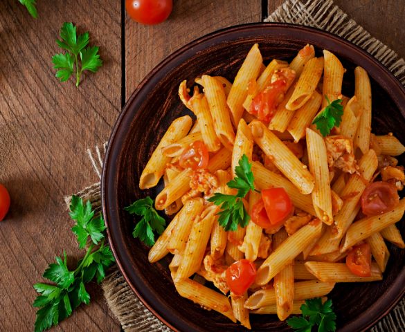 tabağın içerisindeki penne makarna domates ve yeşillik