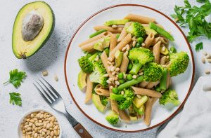 Tabağın içindeki brokoli ve penne makarna