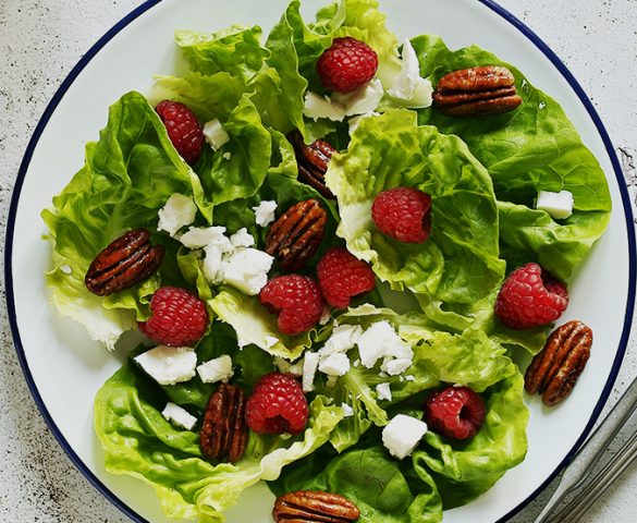 tabağın içindeki peynirli, hurmalı ve beyaz peynirli salata