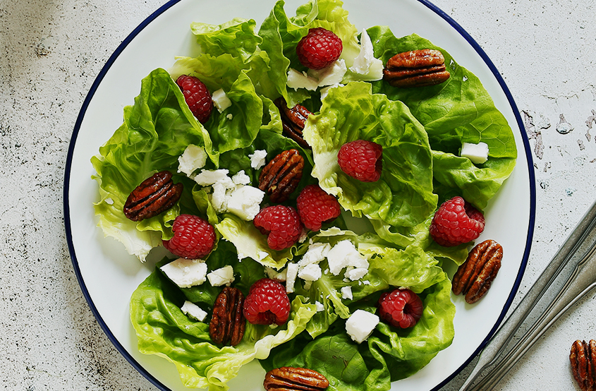 tabağın içindeki peynirli, hurmalı ve beyaz peynirli salata