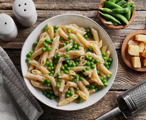 Tabağın içerisindeki penne makarna ve bezelyeler