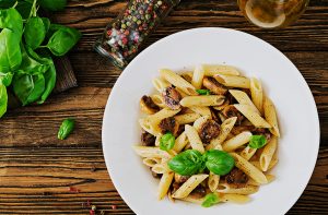 Tabağın içindeki mantarlı penne makarna