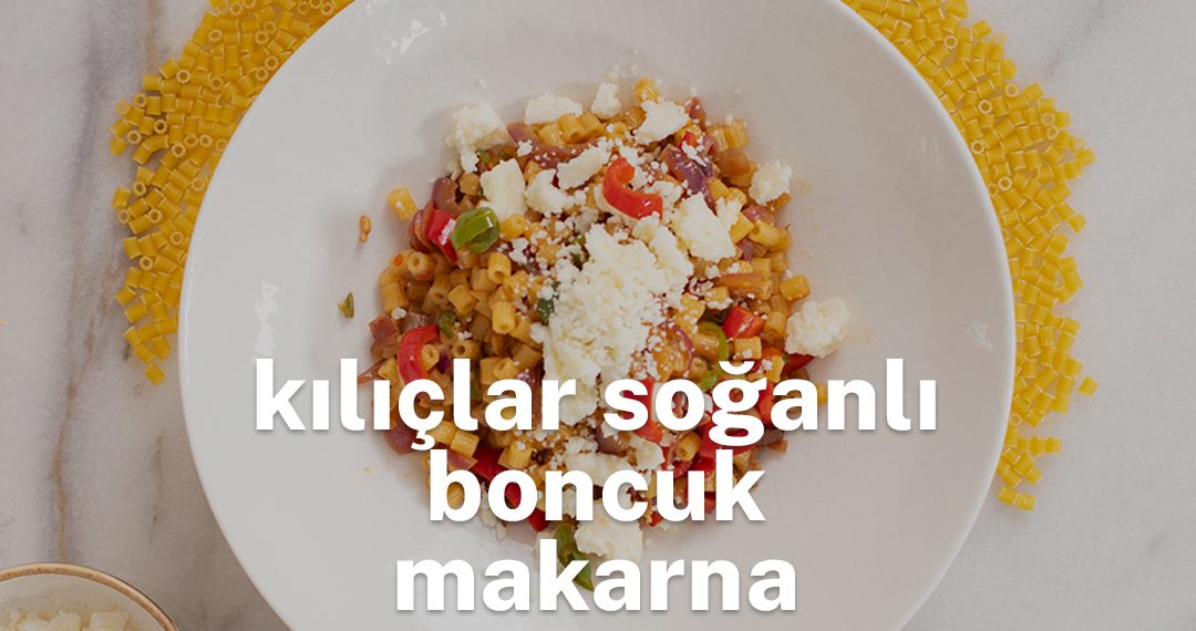 Tabağın içerisindeki Kılıçlar Soğanlı Boncuk Makarna