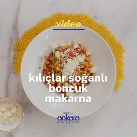 Tabağın içerisindeki Kılıçlar Soğanlı Boncuk Makarna