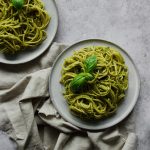 Tabağın içindeki pesto soslu spagetti