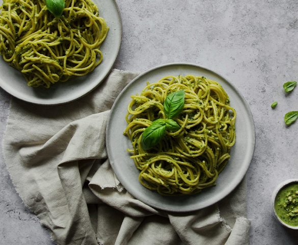 Tabağın içindeki pesto soslu spagetti