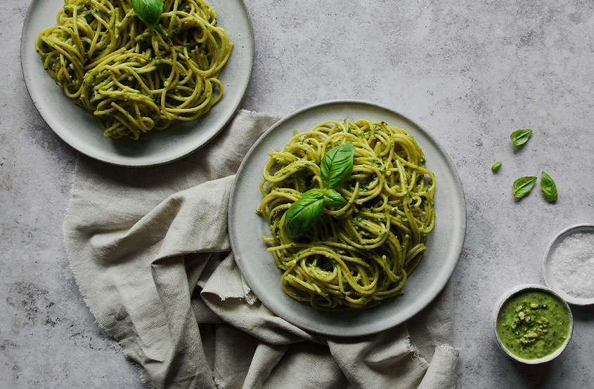 Tabağın içindeki pesto soslu spagetti