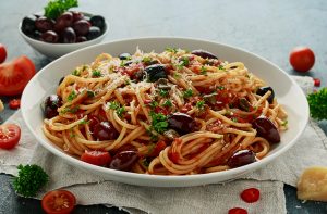 Tabağın içindeki zeytinli sebzeli spaghetti