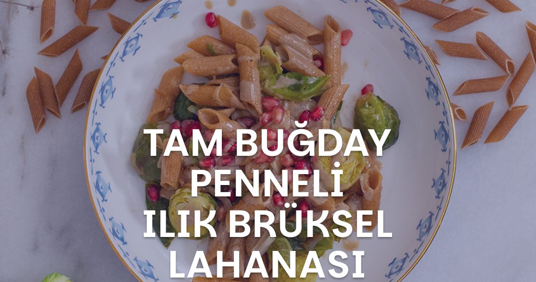 Tabağın içindeki Tam Buğday Pennli Ilık Brüksel Lahanası