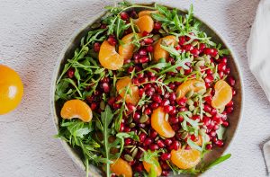 Kasenin içindeki narlı mandalinalı salata