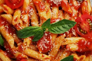 Domatesli kaşarlı penne makarna