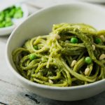 kase içindeki pesto soslu bezelyeli spaghetti