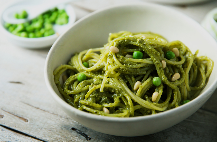kase içindeki pesto soslu bezelyeli spaghetti