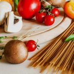 Çiğ sebzeler ve haşlanmamış tam buğday spaghetti çubukları