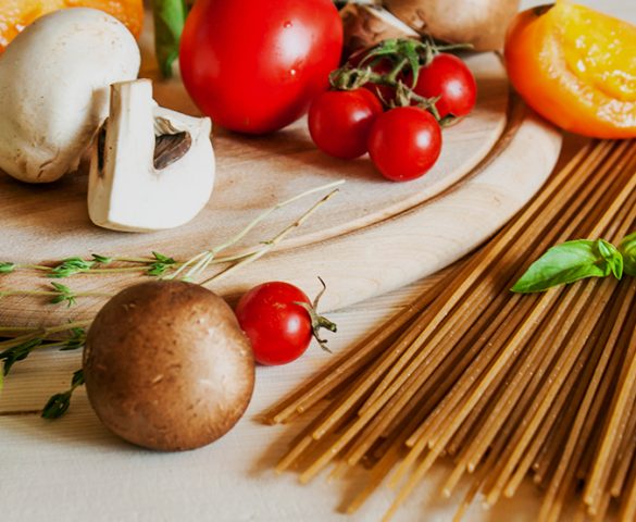 Çiğ sebzeler ve haşlanmamış tam buğday spaghetti çubukları