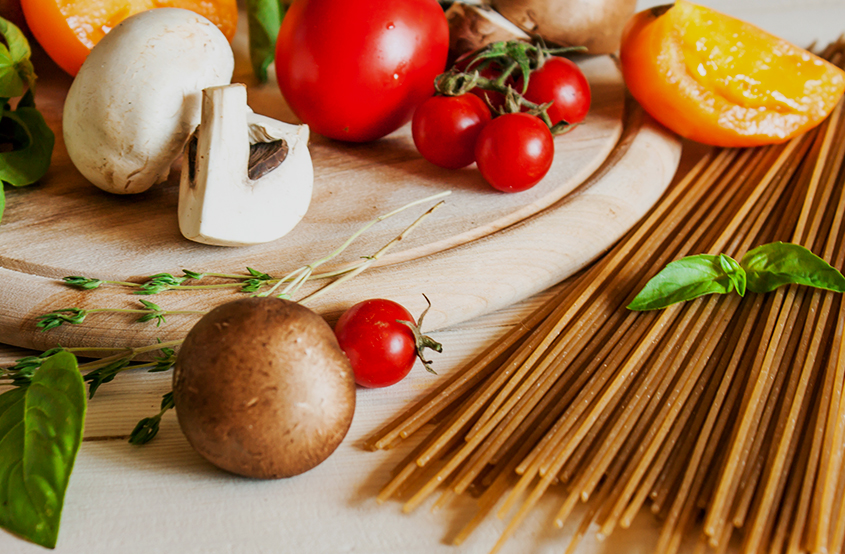 Çiğ sebzeler ve haşlanmamış tam buğday spaghetti çubukları