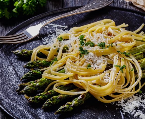 Gri tabak üzerinde soslu bir spaghetti makarna