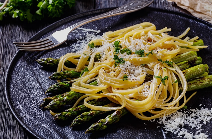 Gri tabak üzerinde soslu bir spaghetti makarna