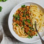 Tabağın içindeki sebzeli domatesli spaghetti
