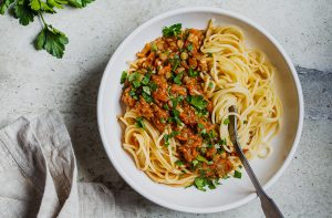 Tabağın içindeki sebzeli domatesli spaghetti