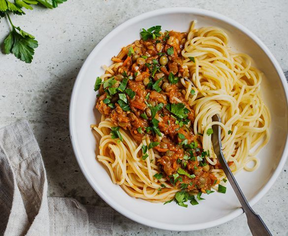 Tabağın içindeki sebzeli domatesli spaghetti