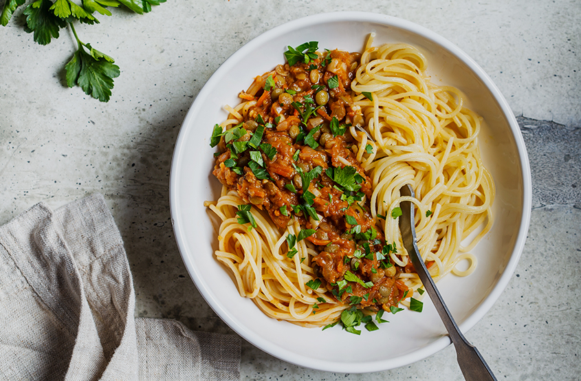 Tabağın içindeki sebzeli domatesli spaghetti