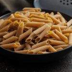 tabağın içerisindeki pişmemiş tam buğday penne