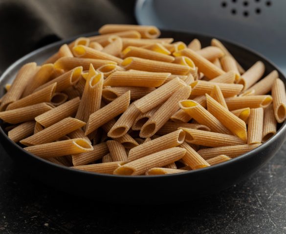 tabağın içerisindeki pişmemiş tam buğday penne