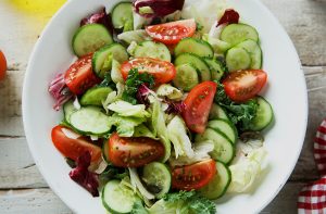 Tabağın içerisindeki domatesli salatalıklı salata