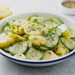 Tabağın içindeki salatalıklı patatesli salata