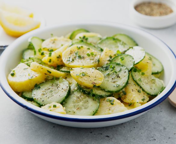 Tabağın içindeki salatalıklı patatesli salata