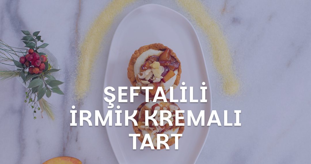 Tabağın içindeki Şeftalili İrmik Kremalı Tart