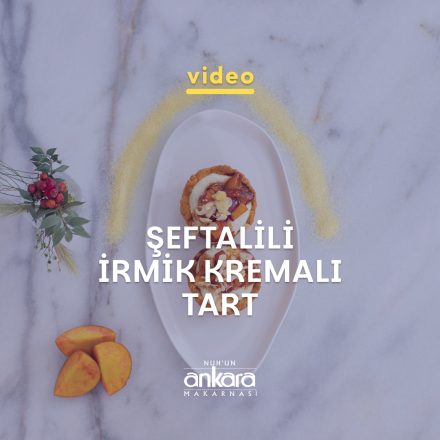 Tabağın içindeki Şeftalili İrmik Kremalı Tart