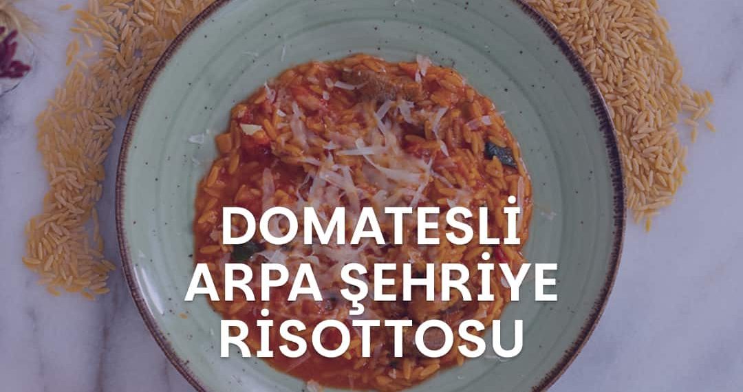 Tabağın içindeki Domatesli Arpa Şehriye Risottosu