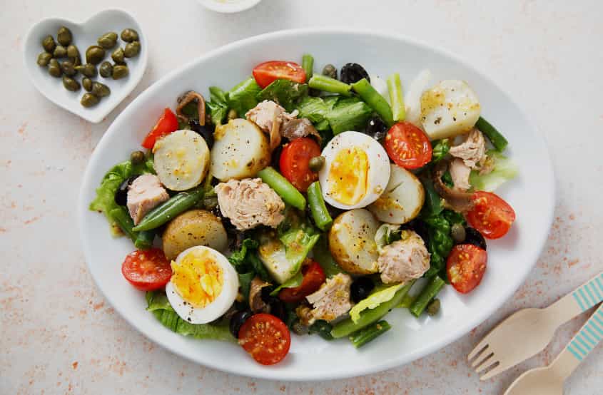 Tabağın içerisindeki sebzeli yumurtalı salata