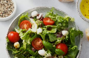 Fesleğenli ve domatesli salata
