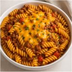 Tabağın içindeki kıymalı, cheddar soslu burgu makarna